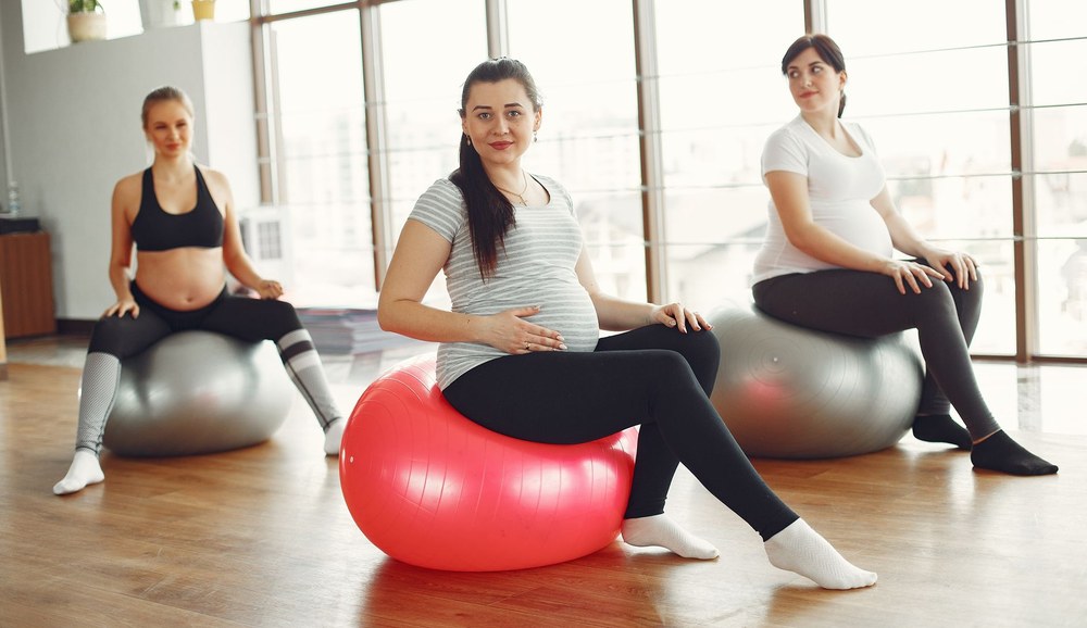 Kismama torna fitneszlabdával csoportos foglalkozáson